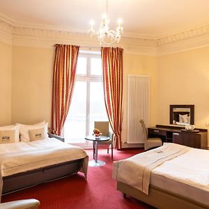 Quintuple Room